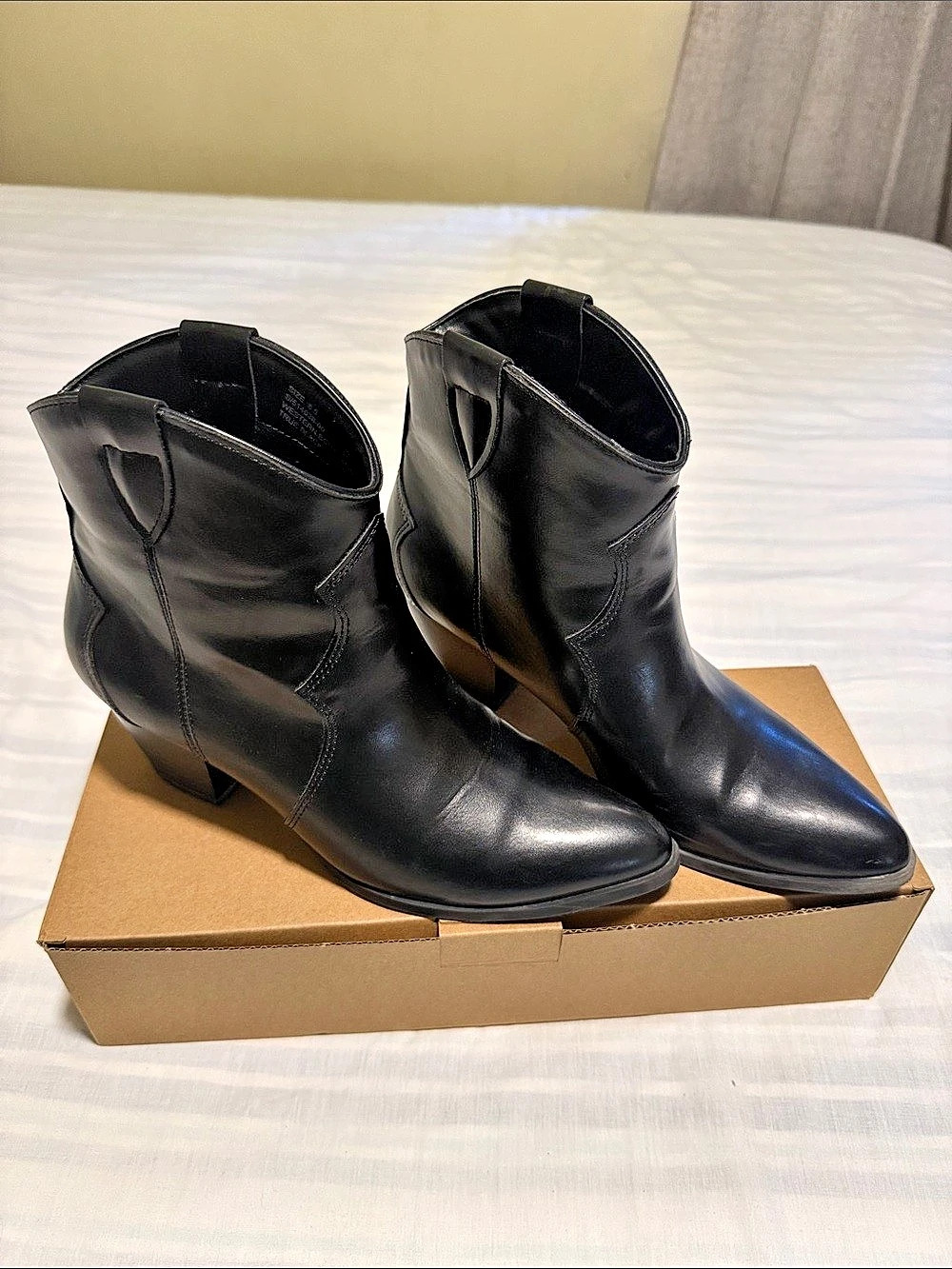 Black Pointed-Toe Ankle Boots Like New